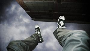 Tragedie în Capitală! S-a aruncat de la etajul 8, după o ceartă cu iubita: a murit pe loc!