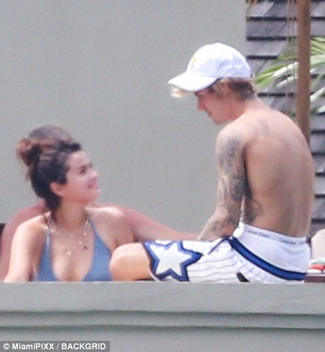GALERIE FOTO. Au făcut spectacol la nunta tatălui său! Justin Bieber și Selena Gomez, poze incendiare! S-au pipăit de față cu toată lumea!