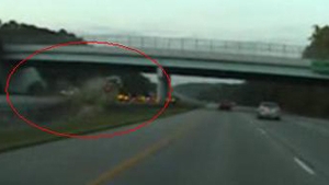 VIDEO Si-a rupt masina in trei dupa ce a intrat cu viteza intr-un stalp