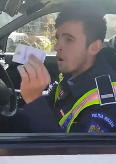 Caz revoltător în România. Poliţia i-a reţinut permisul unui şofer care ar fi refuzat să dea şpagă. Dialog halucinant
