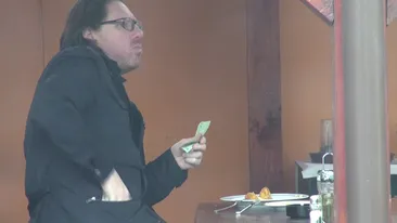 Nicolae Voiculet si-a facut un dusman! I-a lasat 1 leu bacsis ospataritei care l-a privit urcandu-se in masina lui de lux!