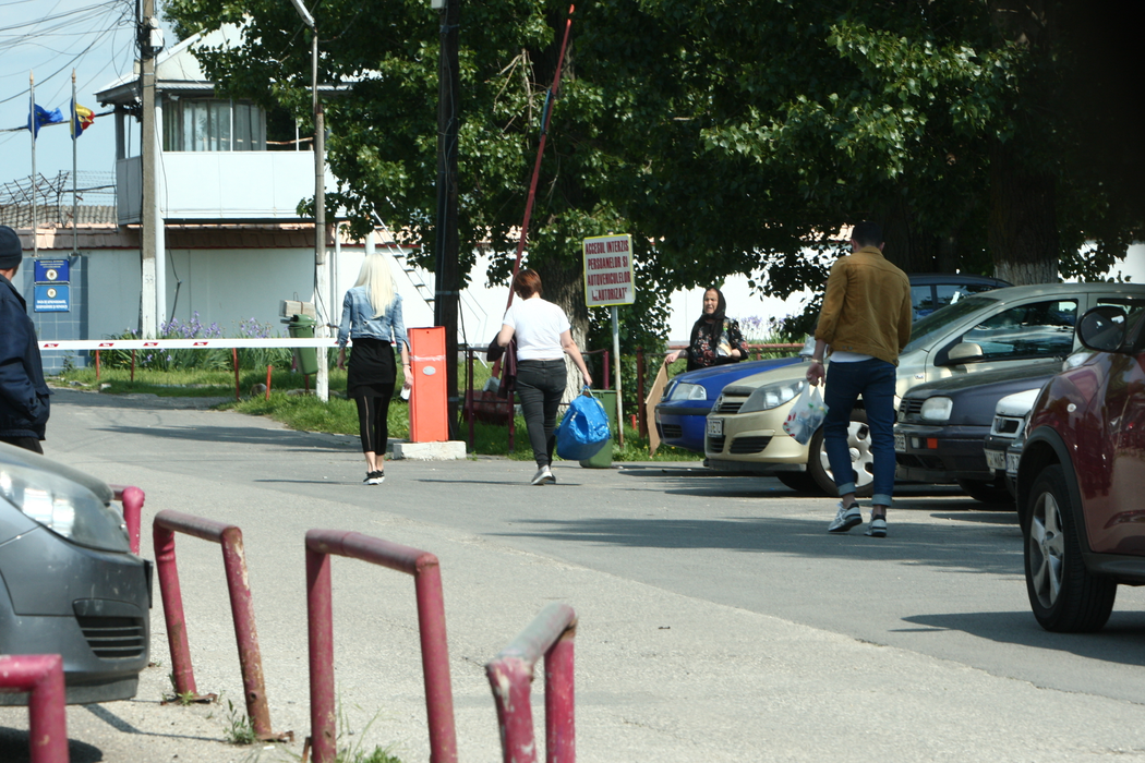 Alin Cocoş a păstrat distanţa faţă de Raluca Miu şi de doamna care o însoţea pe aceasta