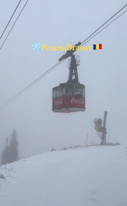 Turiștii se bucură de ninsoare, în Poiana Brașov