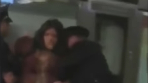 Scene şocante în metrou! Un poliţist a dat afară din tren o tânără! Ce l-a deranjat pe acesta