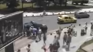 Scandal uriaș în București! Un bărbat a pierdut la păcănele și, de supărare, a bătut o femeie de pe stradă VIDEO