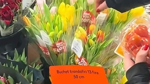 Supermarketul din România care vinde un buchet de trandafiri la 1 leu, cu un discount de 94%