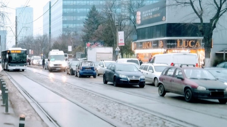 Se afla în zona Pipera din București atunci când a avut parte de mare surpriză. Ionela a pus mâna pe telefon și a surprins momentul. ”Dacă scapă, vine”