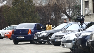 Menajera cuplului Oana Mizil – Vanghelie face cumparaturi in haine de casa, dar in Mercedes S Class