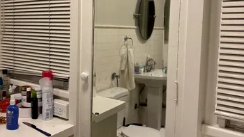 Descoperire stranie a unui chiriaș. A găsit o ușă ciudată, în toaleta apartamentului. Ce s-a întâmplat când a încercat s-o deschidă