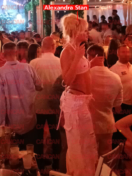 Alexandra Stan a avut doar sutienul pe ea