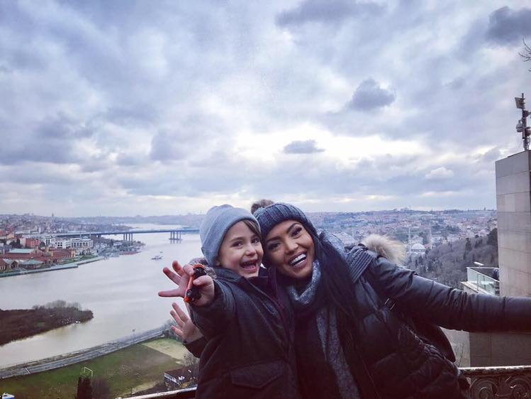 Andreea Mantea, fotografiată în brațele unui bărbat celebru: “Am început săptămâna bine”