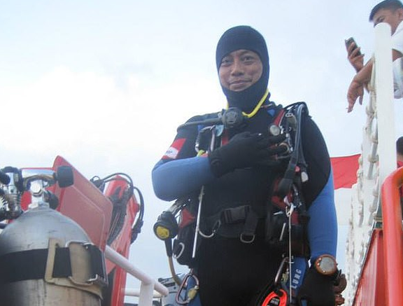 S-a găsit epava avionului prăbușit în Indonezia! Scafandrul care recupera cadavrele pasagerilor a murit