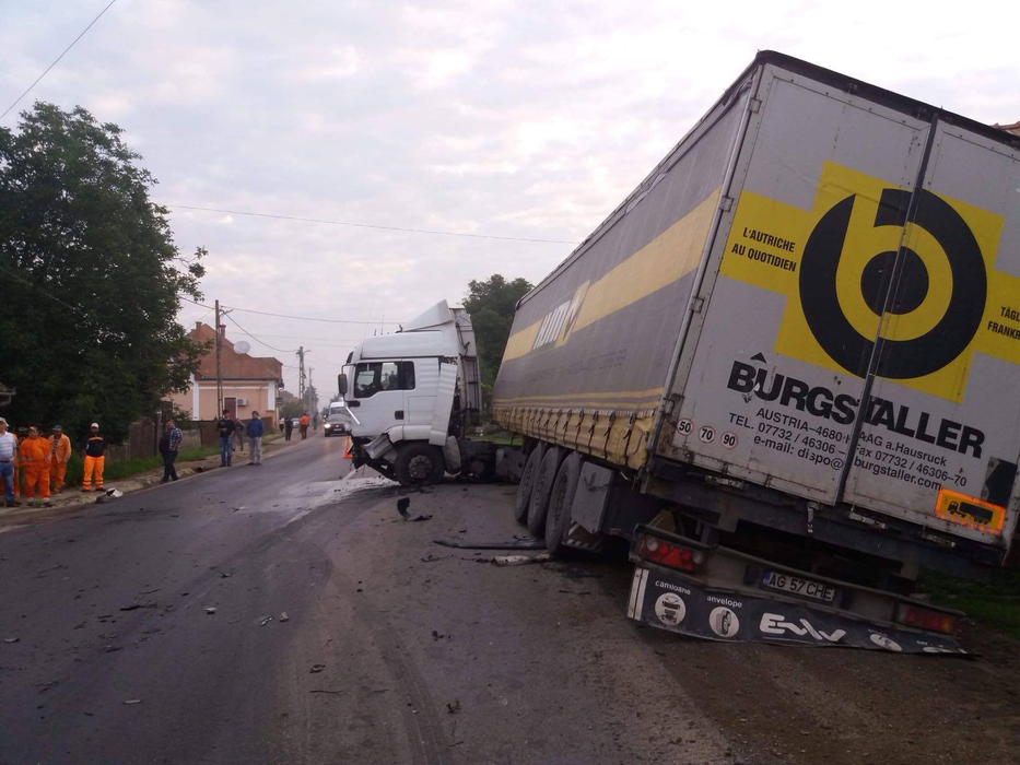 Doi morți și doi răniți, în urma impactului violent dintre o mașină și un autotren în Covasna