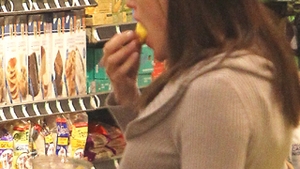 Jennifer Garner a poftit la ananas si a mancat pe rupte, chiar in magazin!