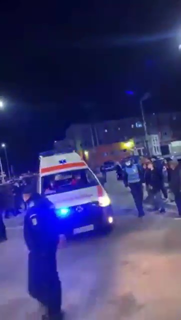 Mai mulți băcăuani au protestat la spital față de măsurile anti-COVID