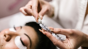 Ireal! Ce a putut să facă o clientă supărată că nu a fost primită la programarea pentru gene. Cosmeticiana a crezut că e o glumă