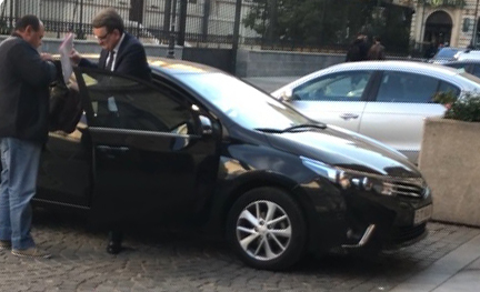 Apariţia lui Victor Ciorbea la birou, acolo unde lucrează ca Avocat al Poporului, declanşează o adevărată desfăşurare de forţe din partea angajaţilor