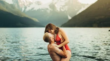 Aceste imagini au devenit virale! FOTO cum arată cuplurile care au făcut înconjurul planetei cu cele mai bune fotografii de logodnă din 2016