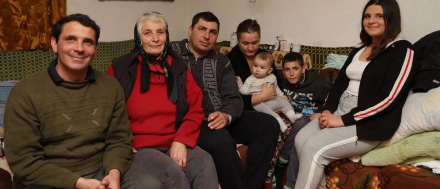 Mama și frații l-au revăzut pe Victor în imaginile recente de la Ateneul Român, când băiatul prim-ministrului a stat în loja oficială la evenimentul preluării de către România a Președinției Consiliului UE. sursa foto: Libertatea