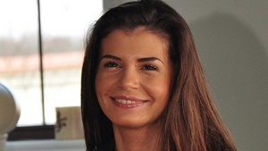 Monica Gabor, asaltata de fani, care ii cer sa faca fotografii cu ei. "Pentru ca sunt foarte frumoasa"