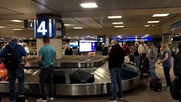 Eroare colosală pe un aeroport din România! 300 de bagaje au fost încărcate în aeronave greșite