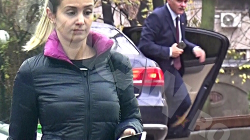 Avem imaginile cu super-diamantul primit de frumoasa blondă. Şeful PSD s-a logodit cu fosta asistentă!