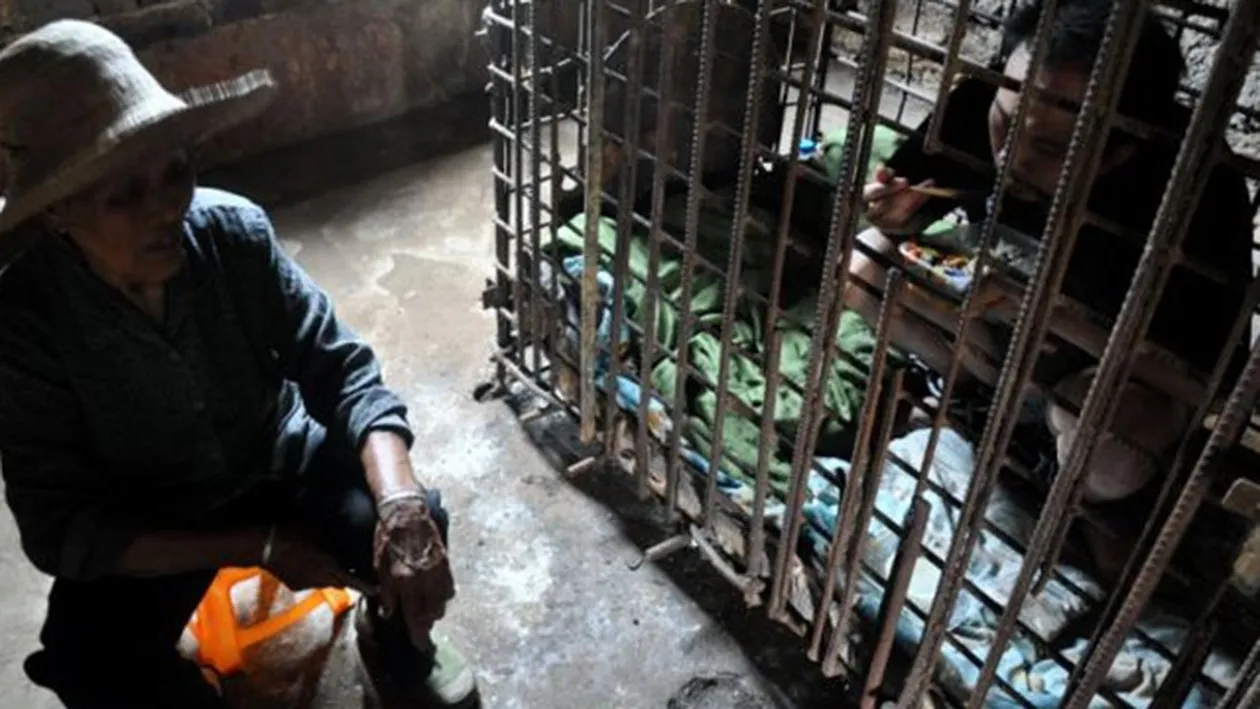 Caz ingrozitor in China! O mamă de 74 de ani şi-a tinut fiul intr-o cuscă timp de un deceniu: Mi-a frânt inima