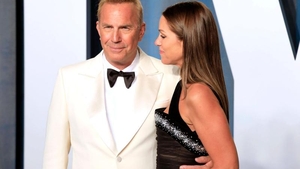 Divorțul lui Kevin Costner o ia razna. Soția refuză să plece din casa celebrului actor american, deși ea i-a dat papucii