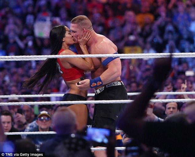 John Cena şi-a cerut de soţie iubita.