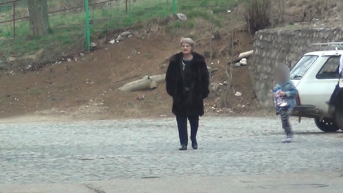 Imaginile care il vor scandaliza pe Prigoana! Cum au fost filmati copiii lui tavalindu-se in mocirla si “intoxicati” cu fum