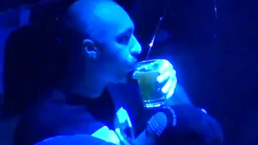 A dat-o pe... gheata? Inainte sa urce pe scena, rapperul Cabron are grija sa fie cat mai hidratat!