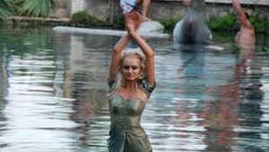 Fetele de la "Next Top Model" au defilat pe apa!