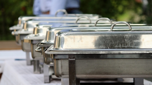 "Împinge tava" cu prețuri de "fine-dining". Ce a cumpărat o româncă de 100 lei, intr-o autoservire din Eforie Nord