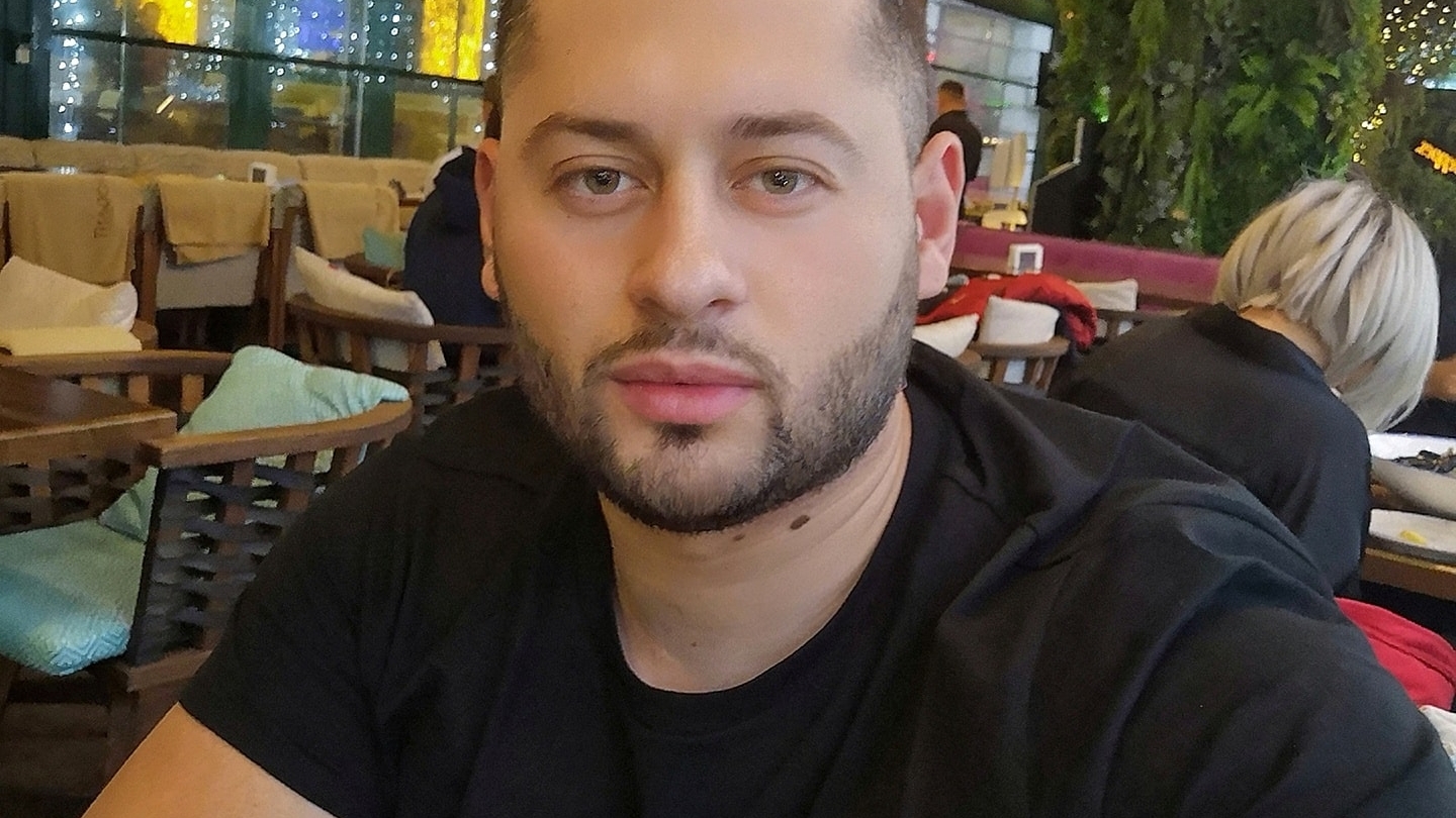 Daniel Balaș, predici despre modestie din Dubai! Tânărul care a renunțat la preoție pentru a deveni șofer pe TIR, criticat dur în mediul online: „Și spui asta de pe un Lamborghini”
