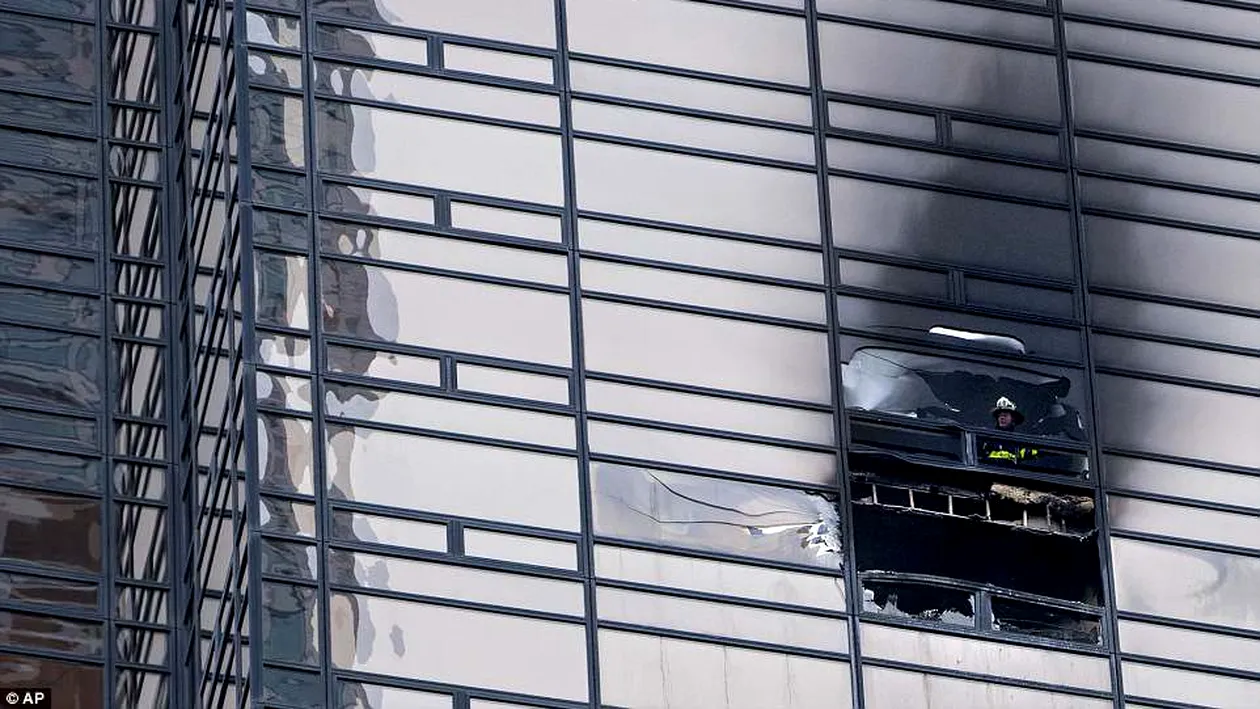 Turnul președintelui Trump a luat foc! Panică la etajul al 50-lea. Un om a murit, iar șase pompieri sunt răniți. FOTO