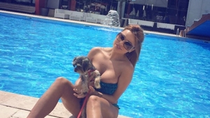 Nici nu stie ce a pierdut! Blonda care s-a iubit cu manelistul Costi Ionita si-a “dublat” marimea sanilor si a detronat-o pe Luciu
