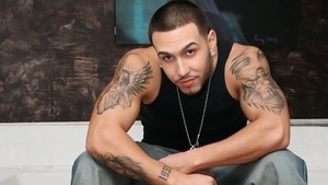 Alex Velea si-a inlocuit verigheta cu un ghiul cu cap de mort. Vezi ce suma fabuloasa a platit artistul pentru bijuterie!