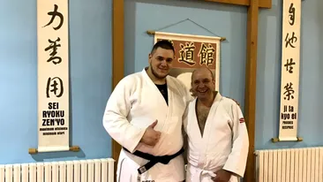 Antrenament înainte de alegerile pentru Federaţia Română de Judo. Cozmin Guşă, pe tatami cu fiul său