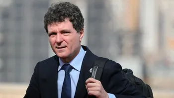 Cât costă rucsascul lui Nicușor Dan, de fapt. N-a renunțat la el nici în timpul vizitei oficiale la Erevan