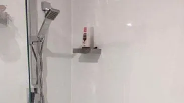 Un instalator a postat pe Facebook o imagine cu jucăria sexuală din baia unei cliente, dar nu se aştepta să păţească asta! Ce a urmat