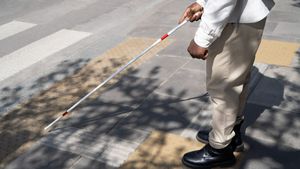 Un bărbat a primit indemnizații de peste un milion de euro, după ce s-a prefăcut orb toată viața! Cum a fost descoperit de autorități