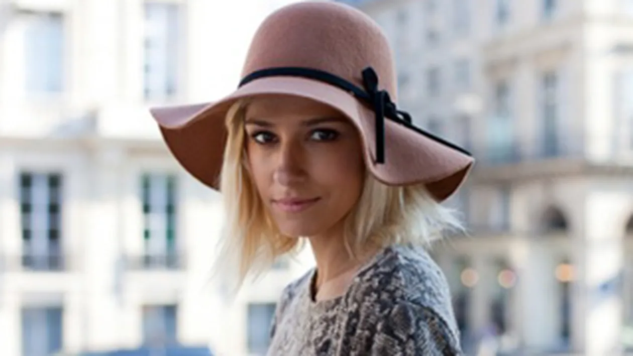 Uite ce se mai distreaza Dana Rogoz la Fashion Week, in Paris! A fost pozata de toti fotografii de street style!