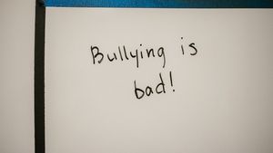 Urmările grave ale bullying-ului! Un elev a sărit de la etaj din cauza umilințelor pe care le-a îndurat. „L-au bătut colegii, îl jigneau”