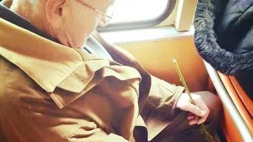 Gestul unui bătrânel din Iași a ajuns viral! În fiecare zi, călătorii l-au văzut în tramvai cu o floare în mână: „Învață să...”