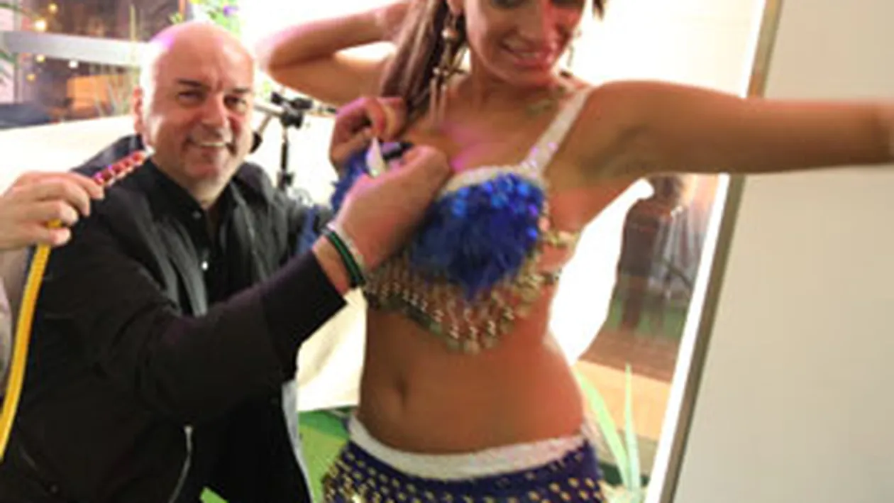 Uite-o pe Sanziana Buruiana cum danseaza ca o cadana din buric! Un barbat i-a bagat la sutien 100 de euro!