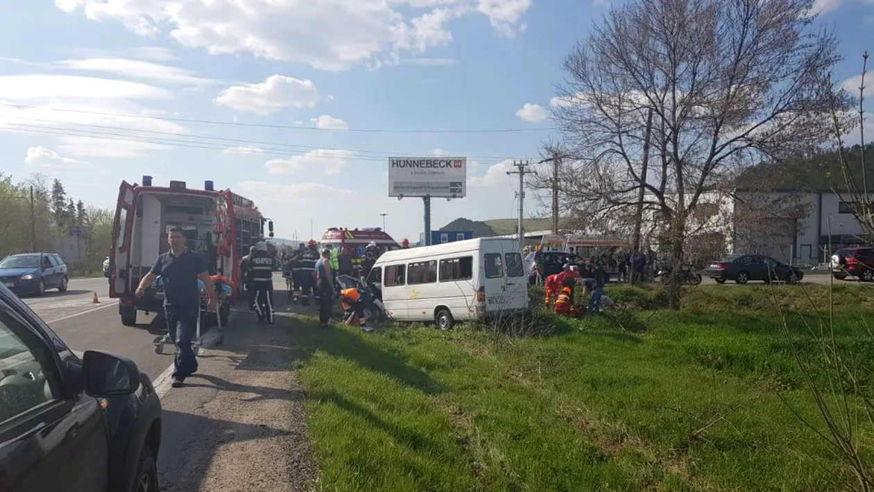 Microbuz cu 20 de persoane, implicat într-un accident în Prahova. Bilanțul victimelor