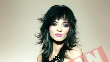 Si-a vandut unghiile pentru 5.000 de euro