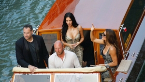 Kim Kardashian, apariție RĂVĂȘITOARE la nunta lui Jeff Bezos cu Lauren Sanchez. Rochia Versace, purtată de vedetă, i-a făcut pe toți să-și dea coate!