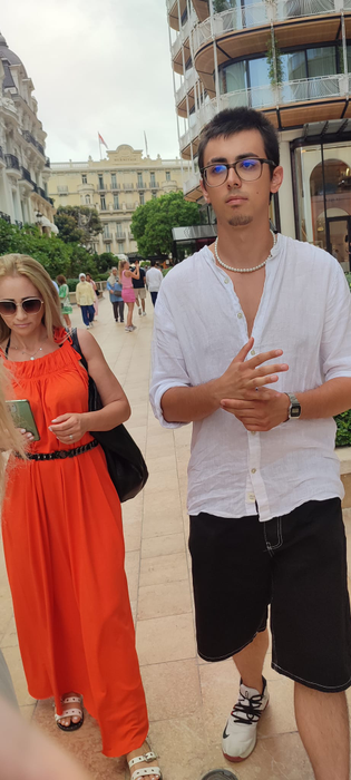 Răpusă de durere, mama lui Sebi a fost nevoită să apeleze la ajutor de specialitate foto: Facebook