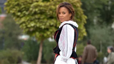 Nadine, complet nemachiata in ipostaze inedite! Vedeta s-a imbracat in costum popular! Iti place cum arata?